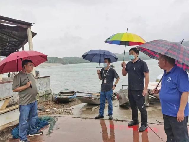 防汛常規(guī)物資中主要包含麻袋吸水膨脹袋,無紡布吸水膨脹袋,防汛沙袋,防汛噸袋,防汛編織袋,雨衣,雨靴,雨傘,彩條布,工兵鏟,十字鎬,八磅錘,應(yīng)急救生包等。