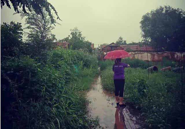 防汛常規(guī)物資中主要包含麻袋吸水膨脹袋,無紡布吸水膨脹袋,防汛沙袋,防汛噸袋,防汛編織袋,雨衣,雨靴,雨傘,彩條布,工兵鏟,十字鎬,八磅錘,應(yīng)急救生包等。