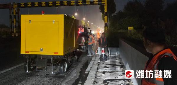 防汛常規(guī)物資中主要包含麻袋吸水膨脹袋,無紡布吸水膨脹袋,防汛沙袋,防汛噸袋,防汛編織袋,雨衣,雨靴,雨傘,彩條布,工兵鏟,十字鎬,八磅錘,應(yīng)急救生包等。