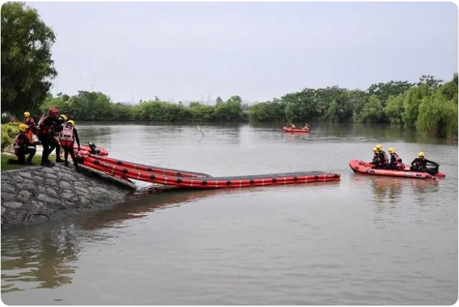 “多人落水”如何科學(xué)施救？消防員架起水上浮橋演練極限營救