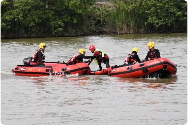 “多人落水”如何科學(xué)施救？消防員架起水上浮橋演練極限營救