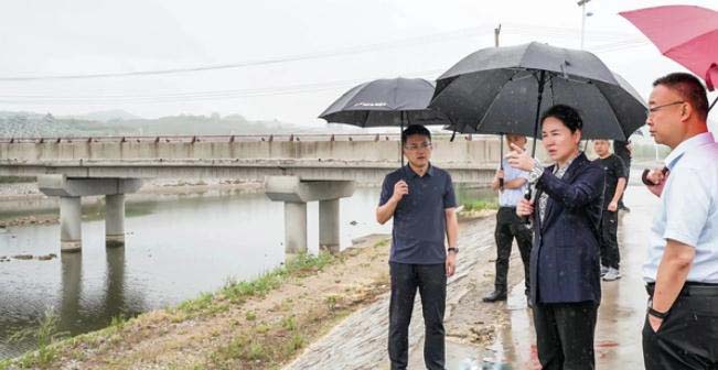 海陽市領(lǐng)導(dǎo)開展社區(qū)&ldquo;雙報(bào)到&rdquo;和巡河、防汛調(diào)研