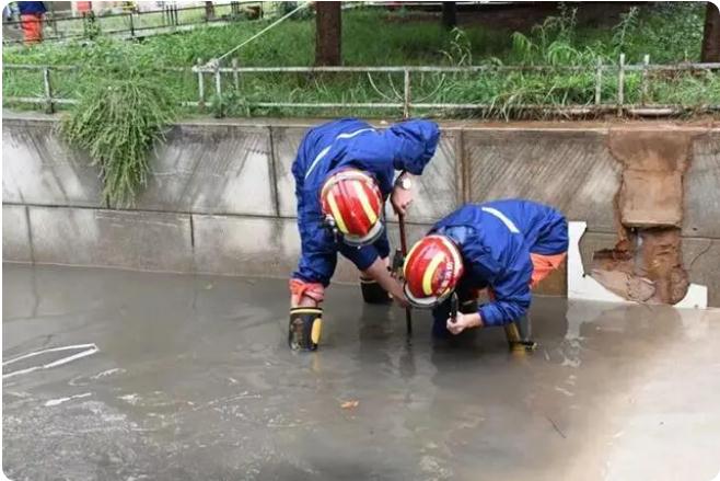 麒麟?yún)^(qū)遭暴雨突襲|部分道路積水嚴(yán)重，消防緊急排澇解憂