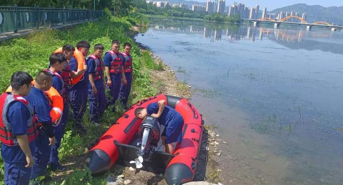 補(bǔ)短板強(qiáng)弱項(xiàng)，提技能礪精兵，縣應(yīng)急管理局開展水上救援訓(xùn)練